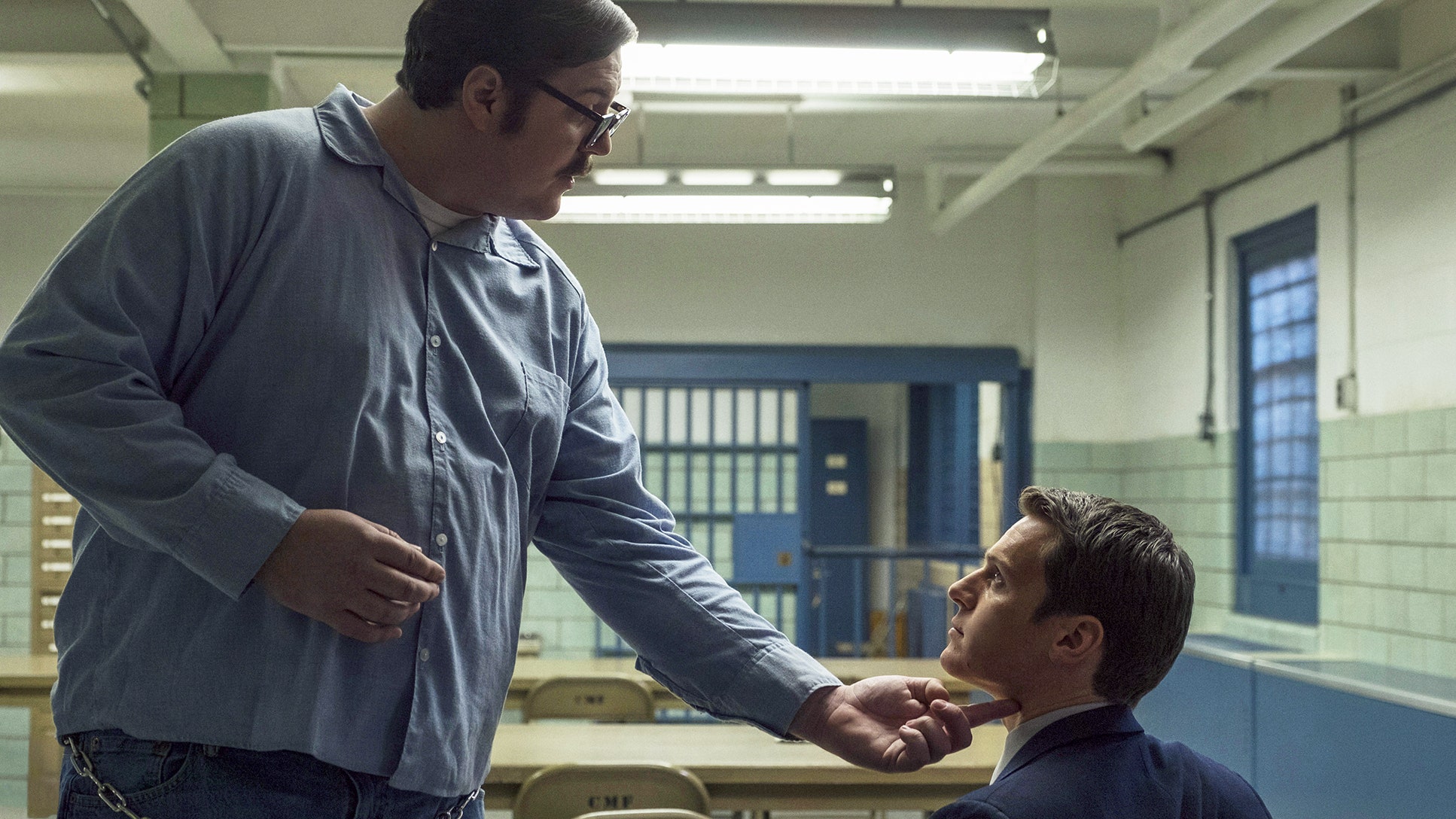 Ed Kemper holds his finger under Holden's chin in Mindhunter.