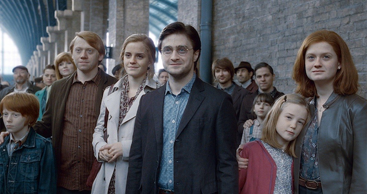 Harry Potter standing next to Hermione Granger, Ron Weasley, Hugo Granger-Weasley, Ginny Potter, and Lily Luna Potter.