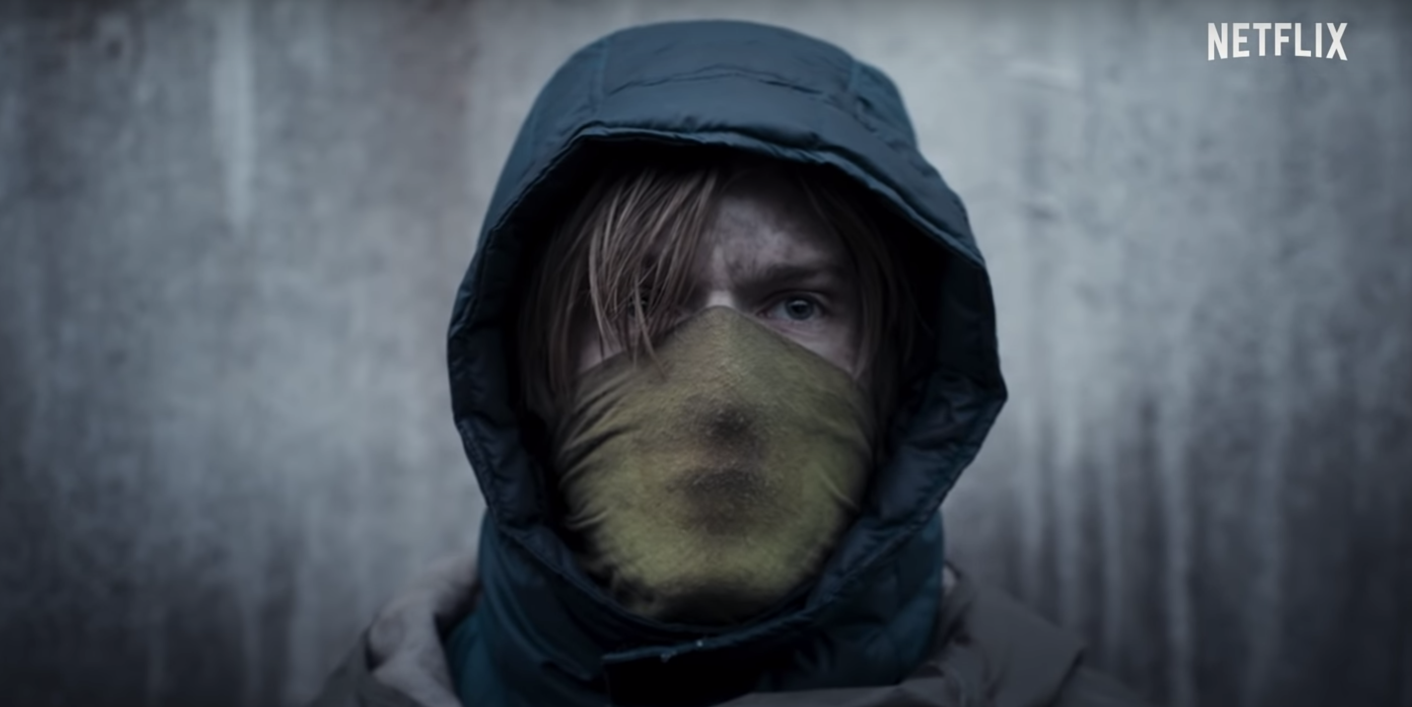 Jonas, in Netflix's Dark, wearing a yellow mask after the apocalypse.