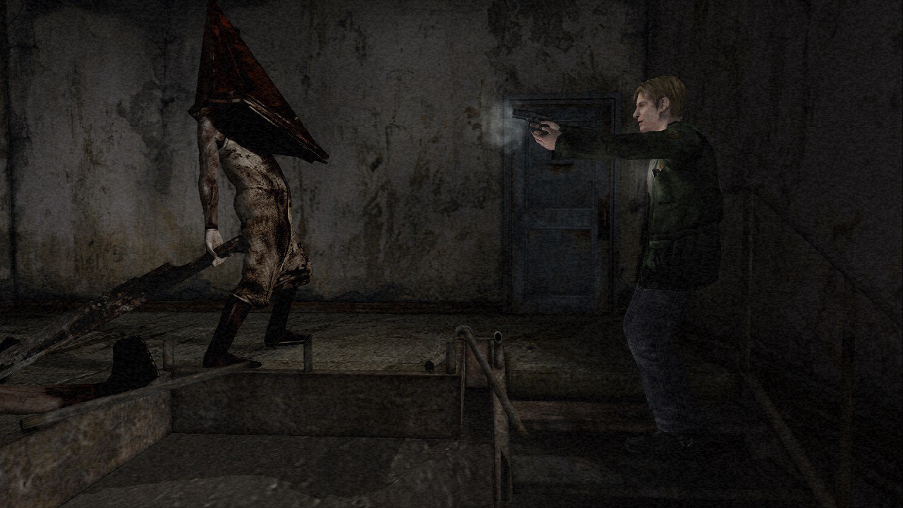 James fighting Pyramid Head, a large, humanoid monster with a large, rusty red  pyramid for a head. It drags a knife larger than a sword behind it.