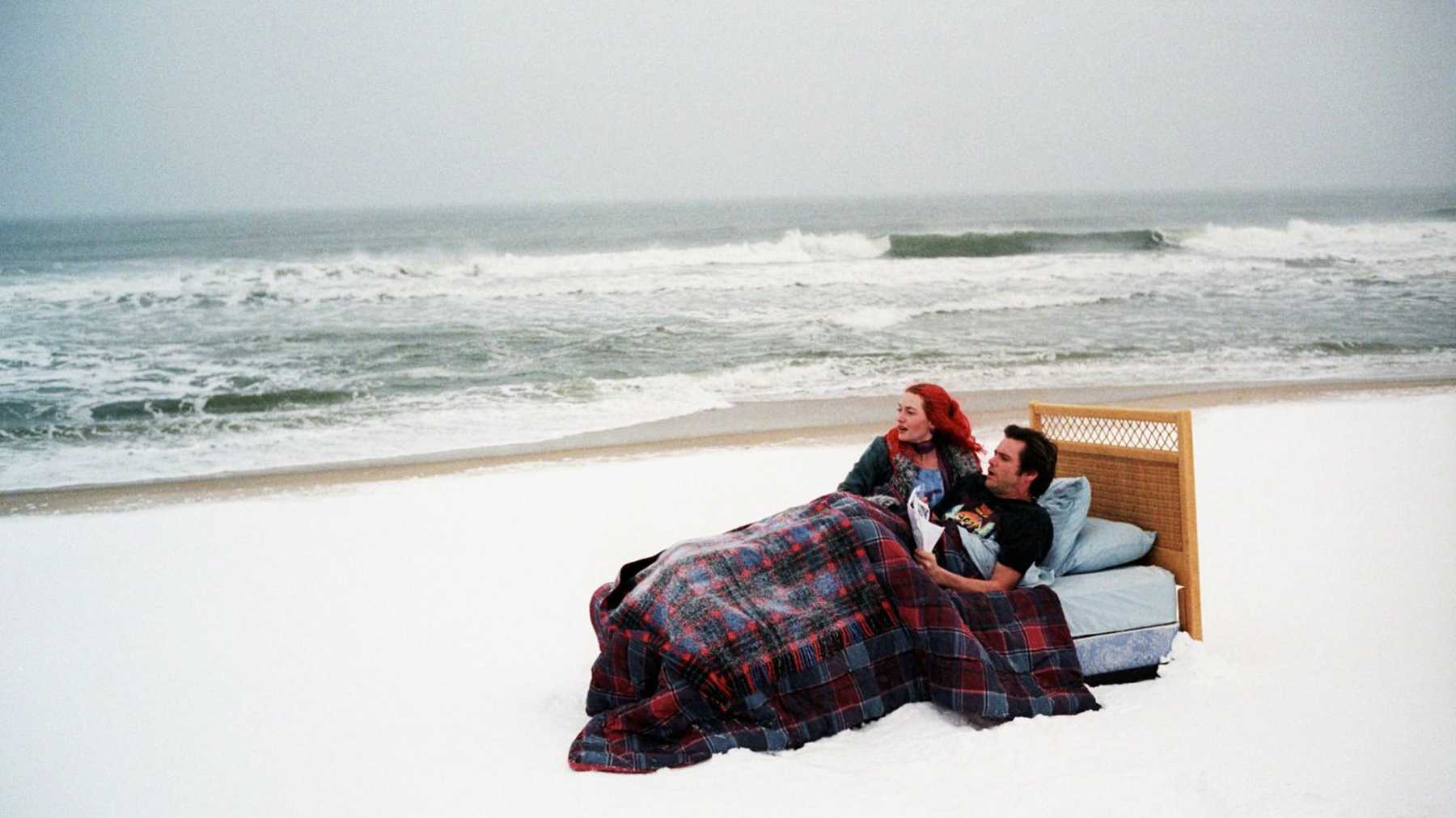 Joel and Clementine wake up in a dream-state in a bed on a beach.
