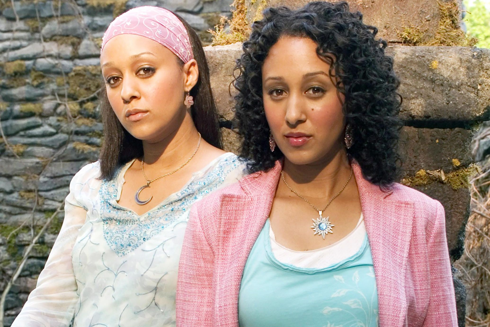 Sisters Camryn and Alexandra in the Twitches movie.