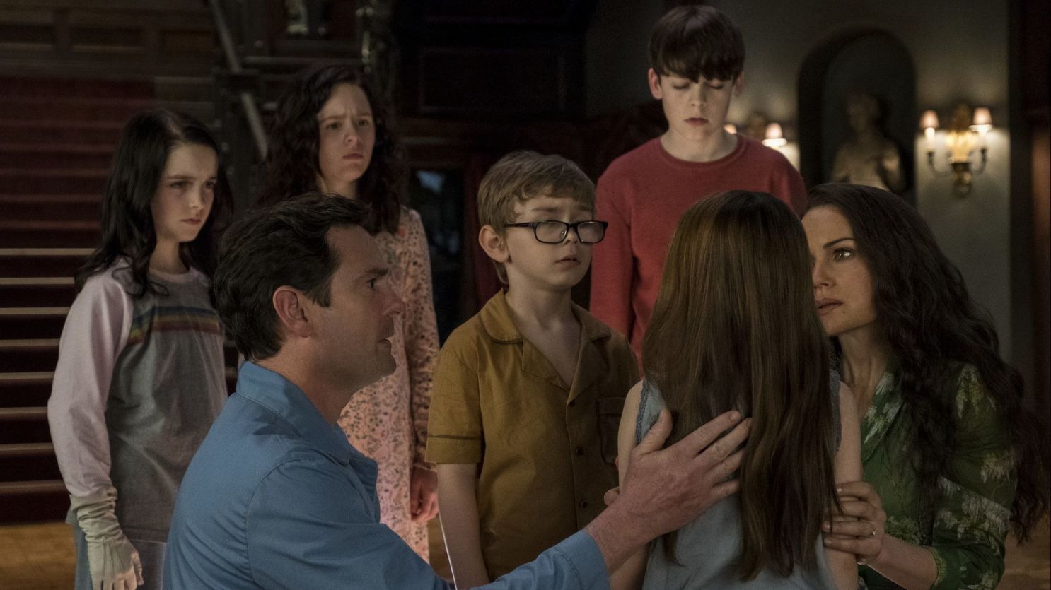 Theo, Steven, Nell, Luke, and Shirley standing in front of Hill House