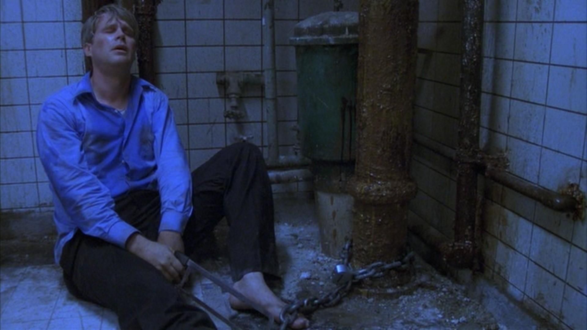 Cary Elwes struggles in Saw 1.