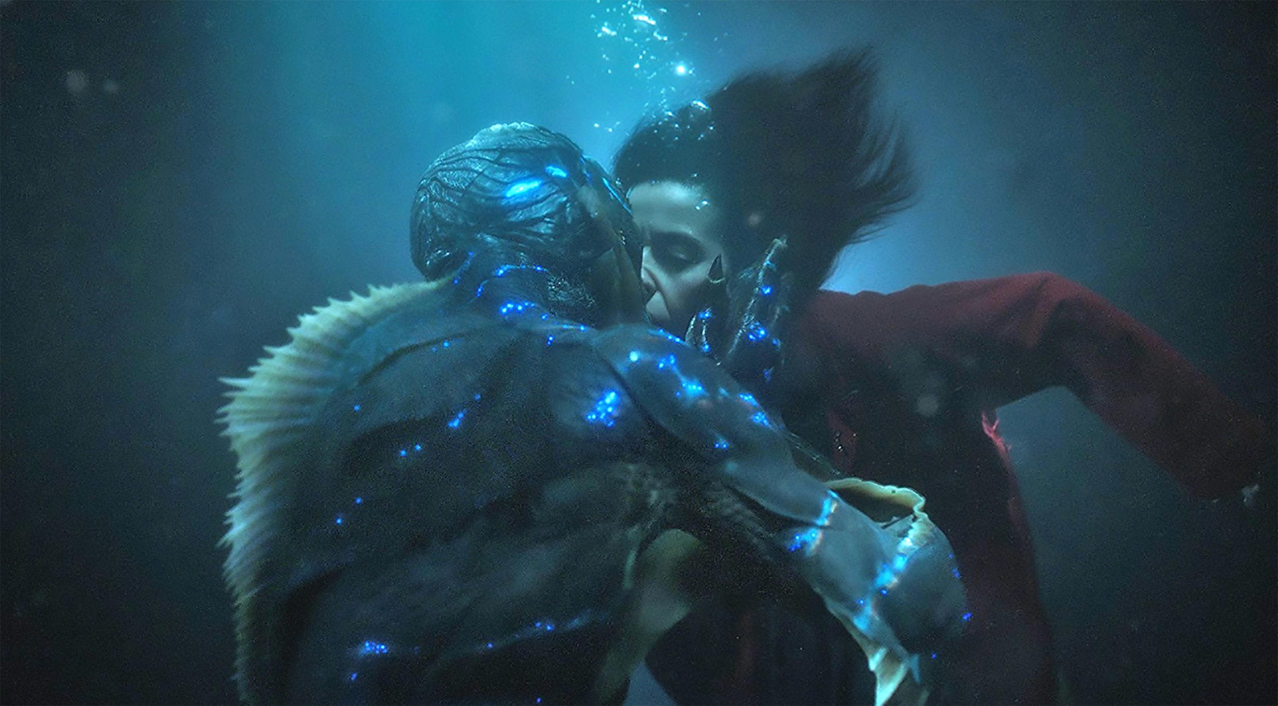 The Amphibian Man passionately kisses Elisa.