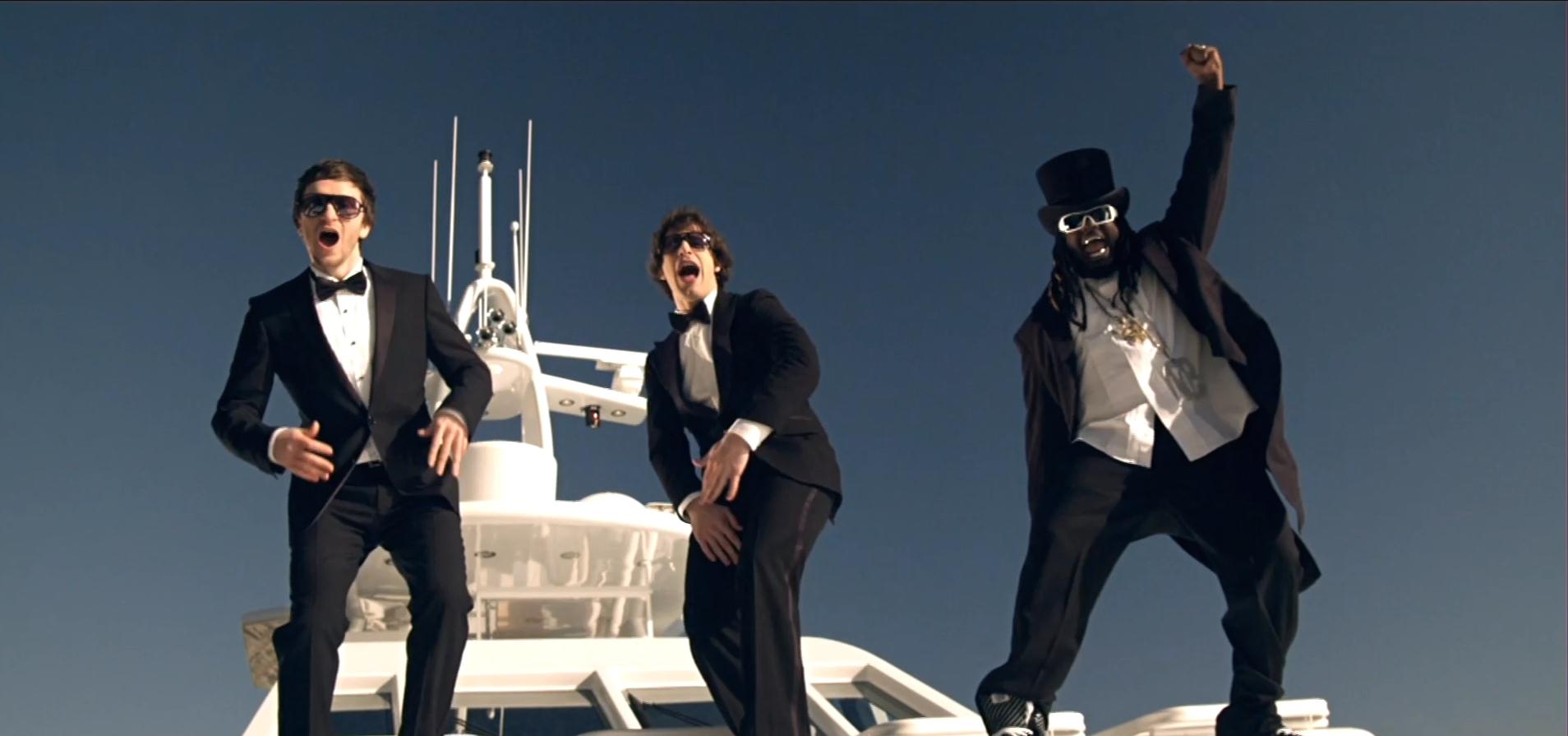 The Lonely Island performs I'm On A Boat with T-Pain.