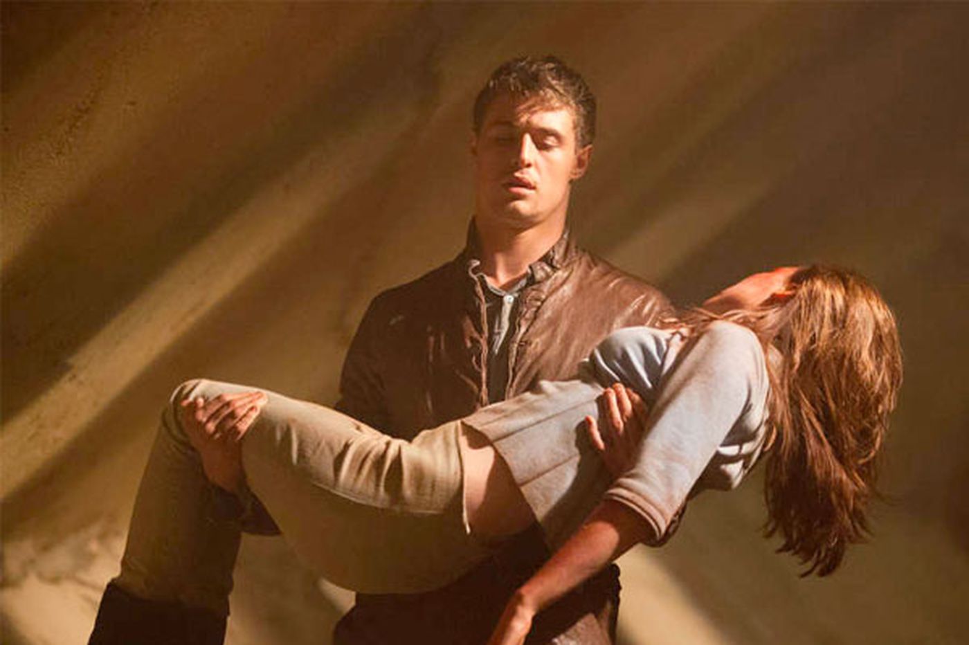 Jared carries an injured Melanie in The Host movie.