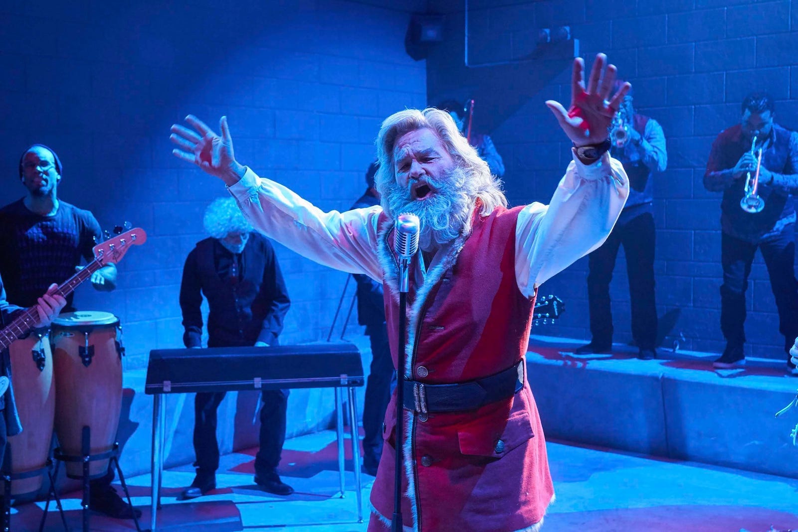 Kurt Russell's Santa Claus sings the blues while in prison.