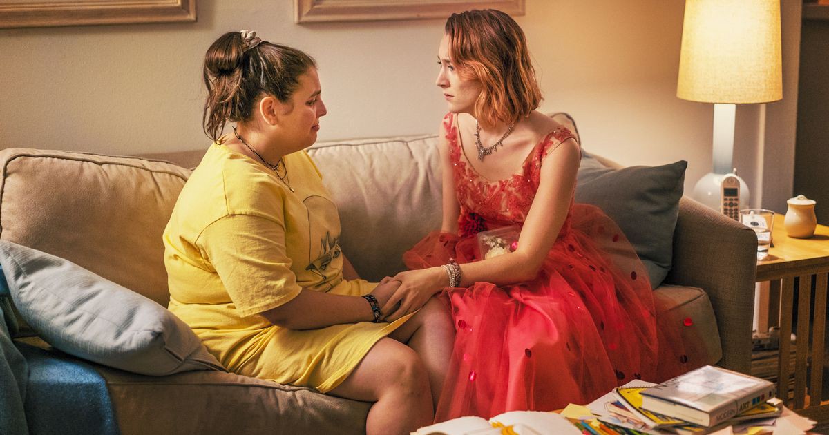 Lady Bird and Julie make up before prom in "Lady Bird." (Gerwig, Greta, dir. Lady Bird. 2017. A24.)