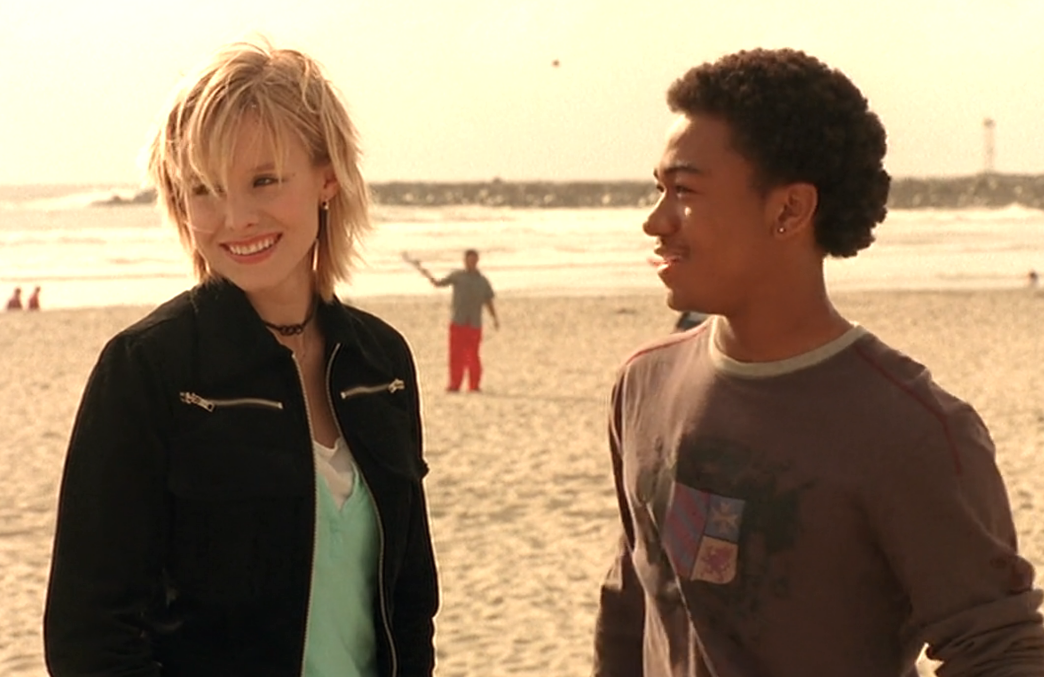 Veronica Mars and Wallace Fennel at the start of their platonic relationship in Veronica Mars.