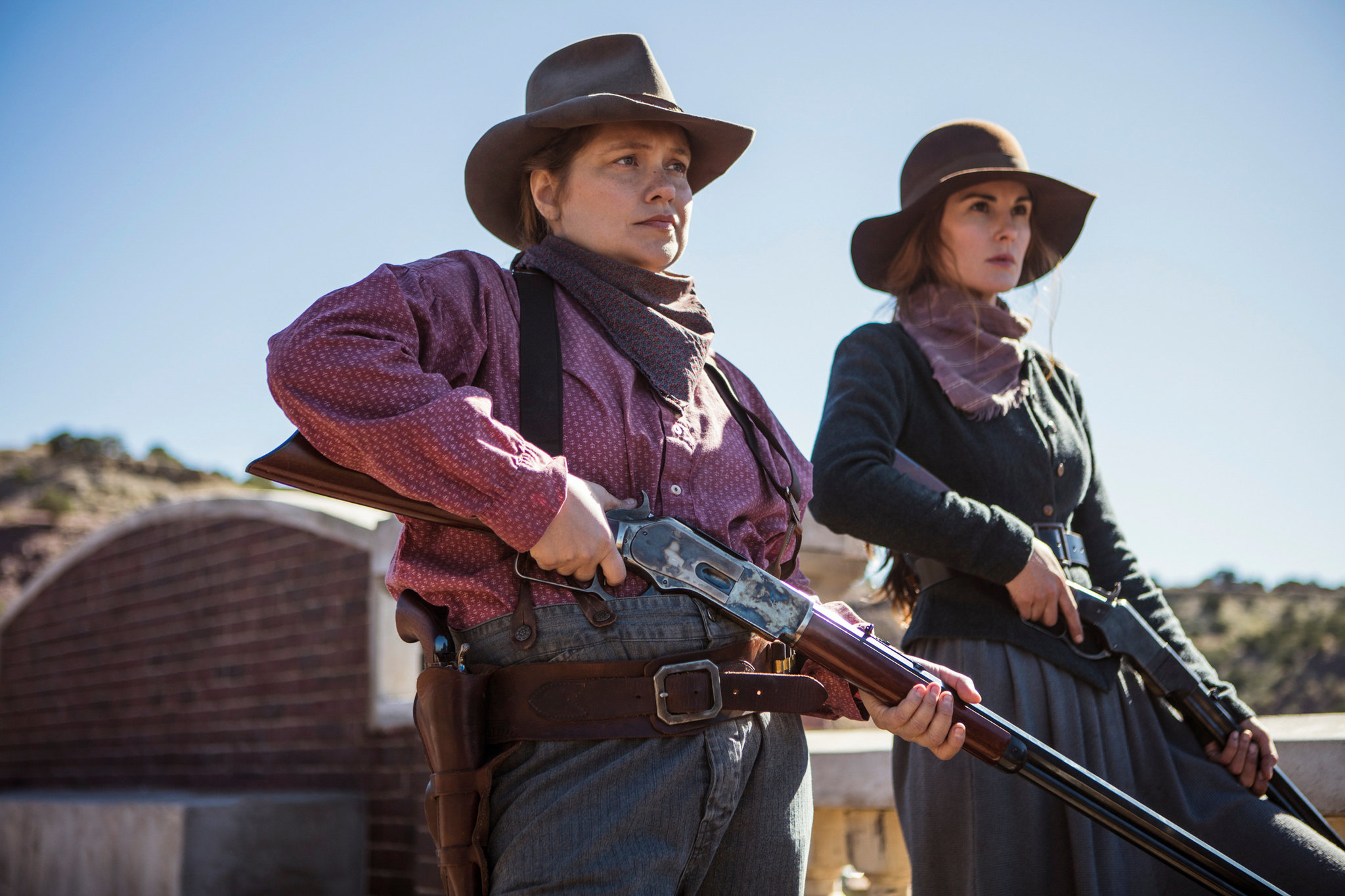 Godless. 2017. Netflix Entertainment.
Mary Agnes and Alice Fletcher brandish rifles.