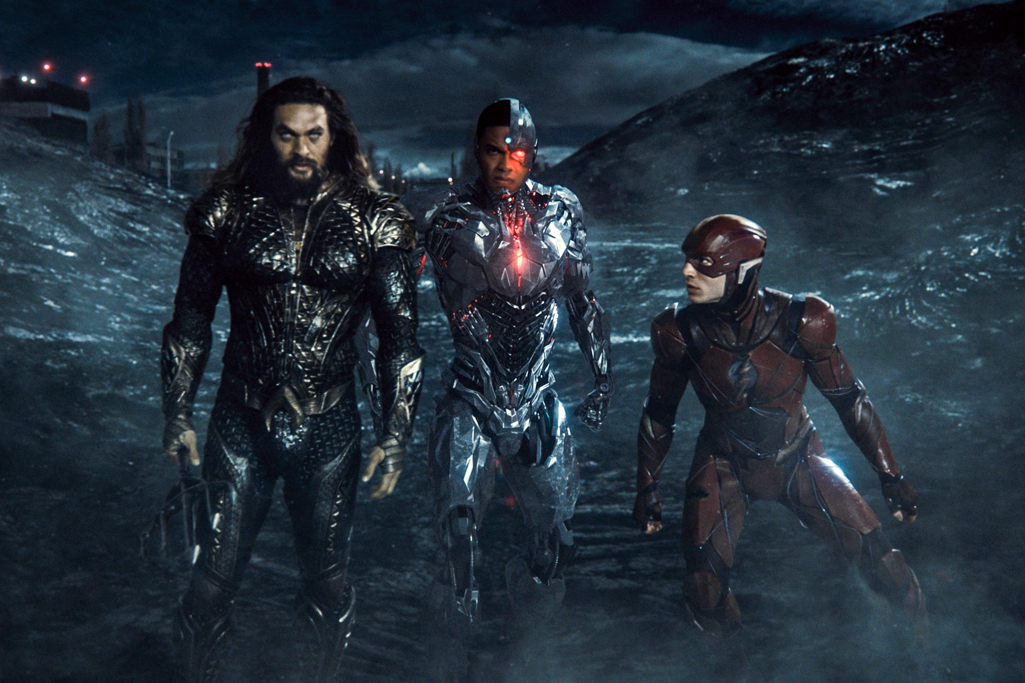 (From left) Aquaman, Cyborg, and The Flash prepare to attack Steppenwolf (Source: Warner Bros). 