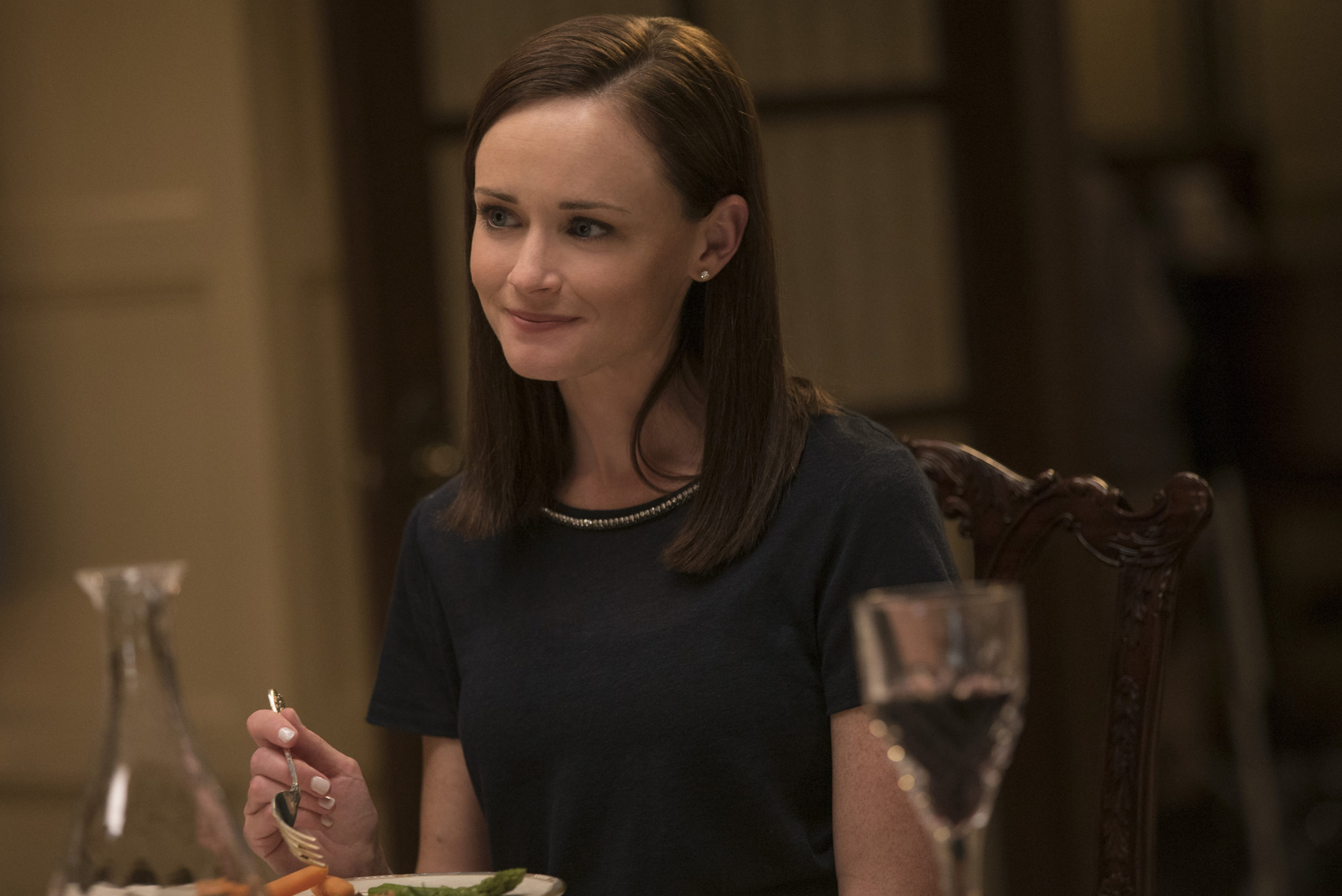 Rory Gilmore at her grandparents' dinner table in a shot from Gilmore Girls: A Year in the Life, 2016 (Netflix).