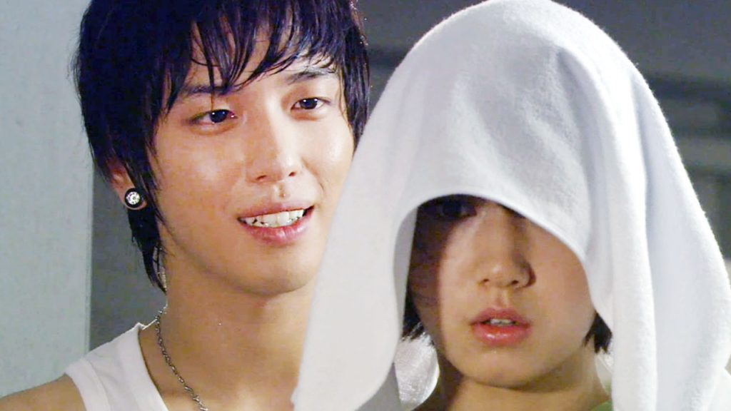 Kang Shin-woo, with the main character  Ko Mi-nyeo as he helps her hide her true gender.