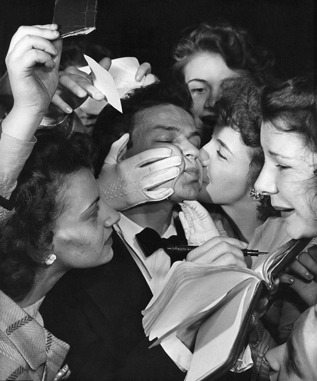 Anonymous. Frank Sinatra kissed by girls. 1943.