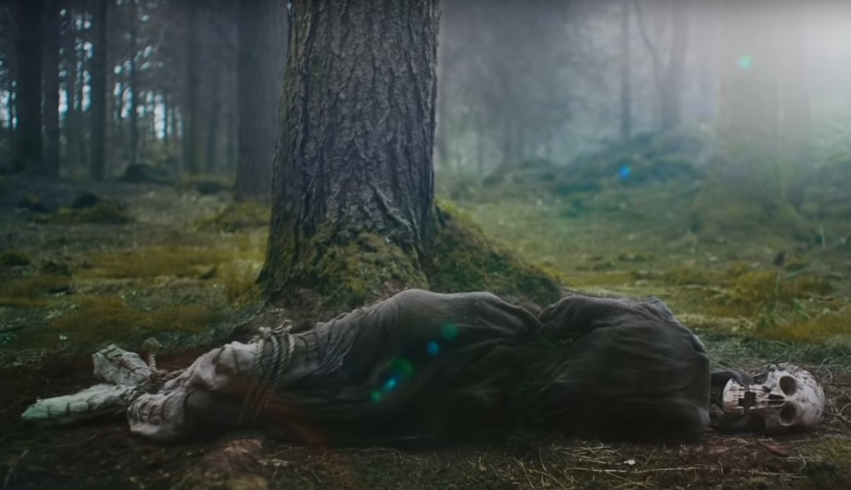 Gawain's skeleton in the forest in The Green Knight (2021).