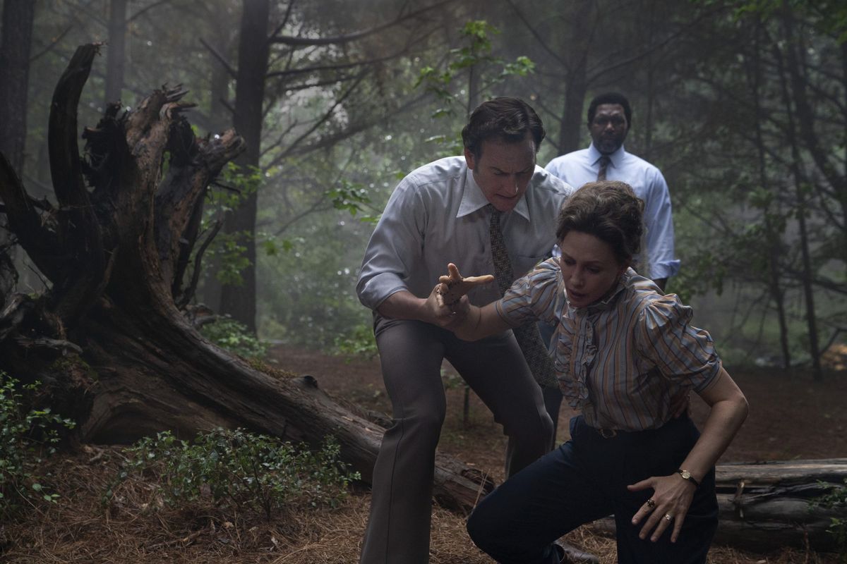 Ed Warren as played by Patrick Wilson saving Lorraine Warren from falling as played by Vera Farmiga.