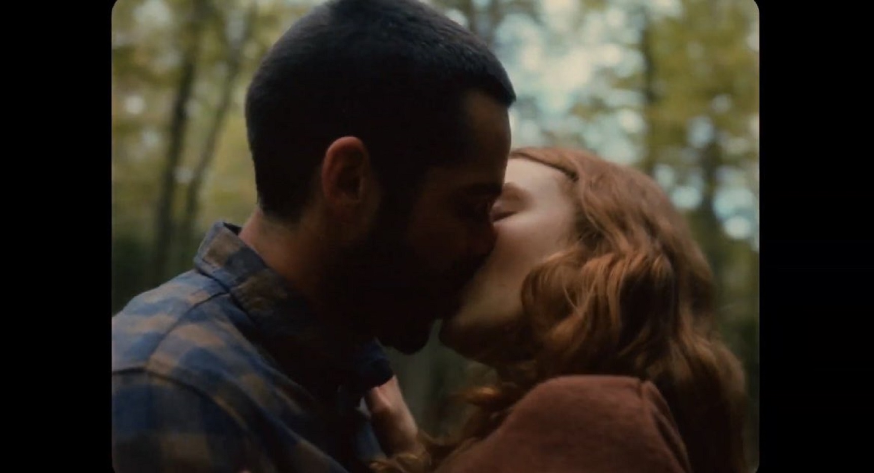 In a close up, O'Brien and Sink share a kiss in the woods. 