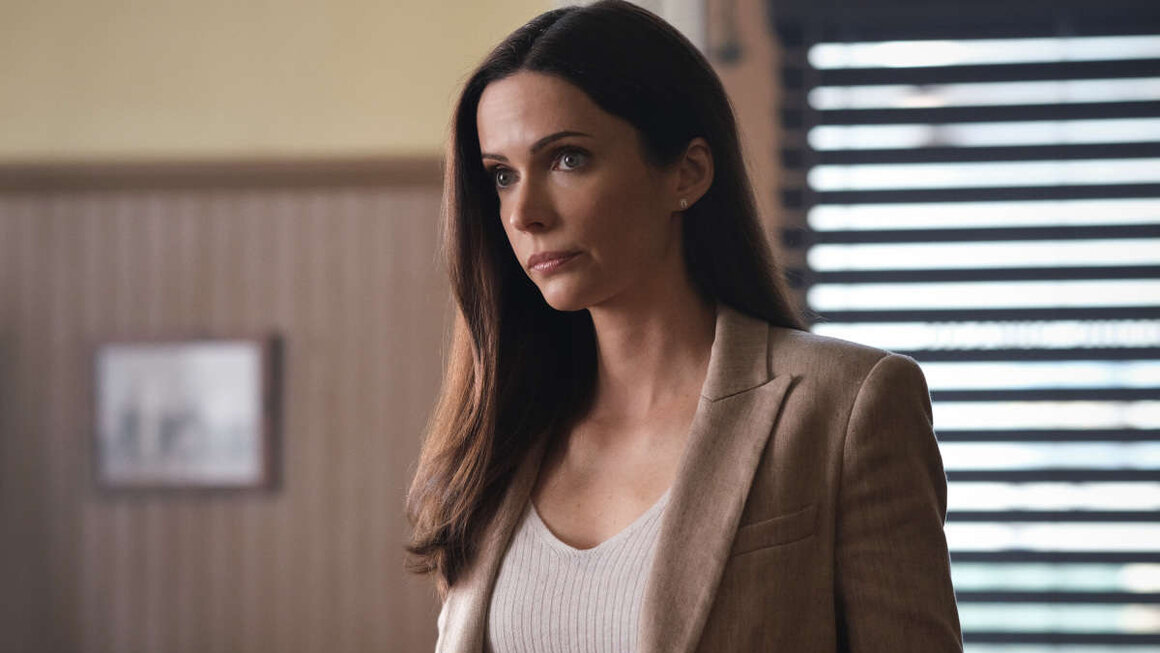 Bitsie Tulloch as Lois Lane (Source: The CW)