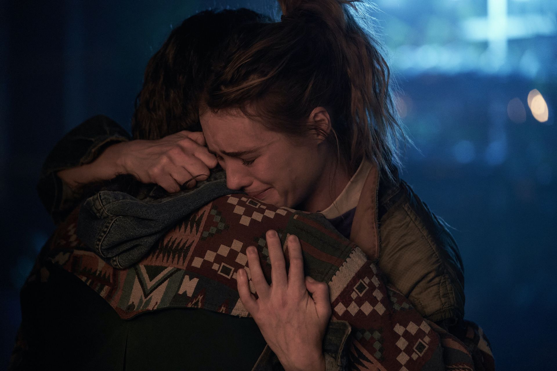 Kirsten (Mackenzie Davis) and Jeevan (Himesh Patel) in an emotional hug.