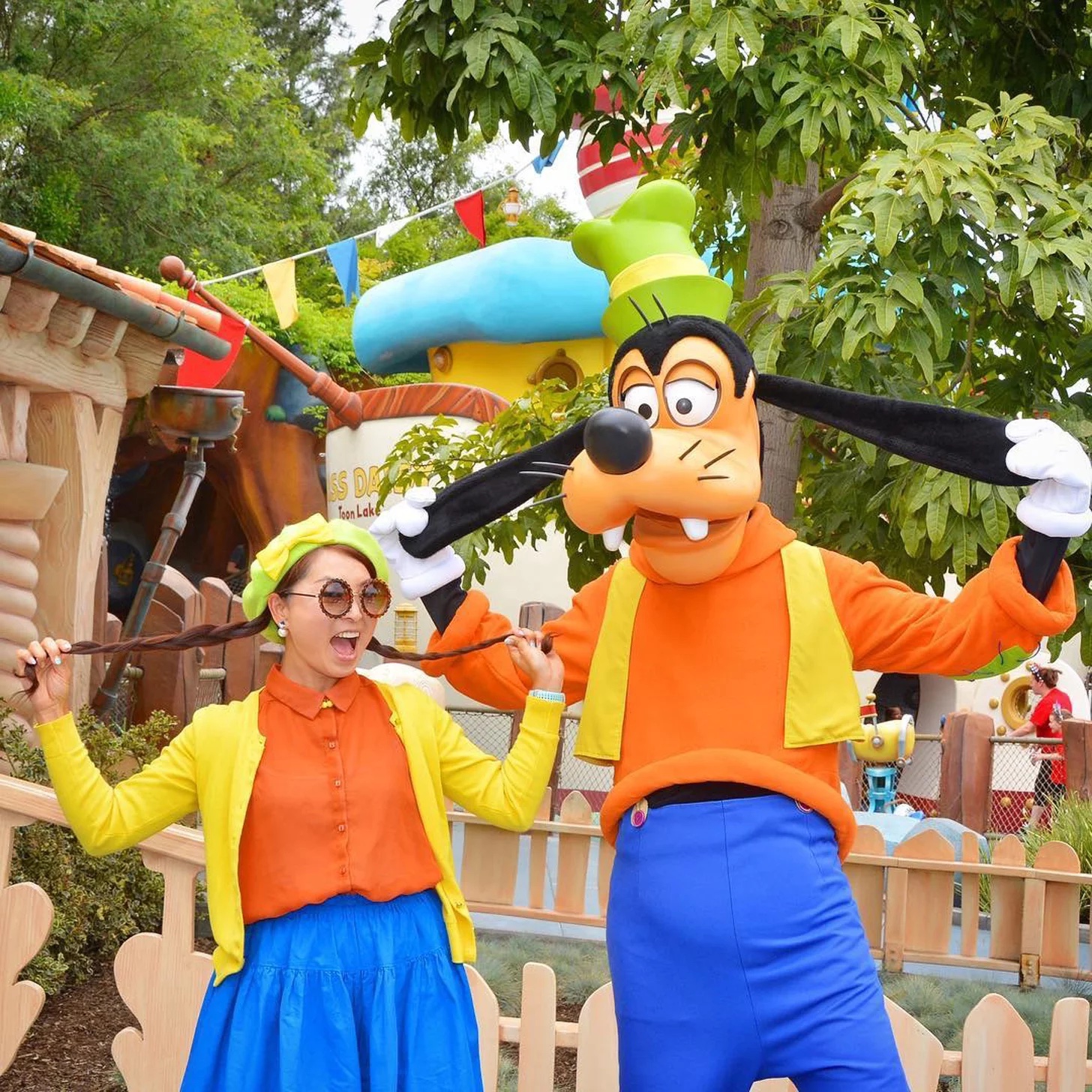 A Disneybounder dressed as Goofy standing next to Goofy. 