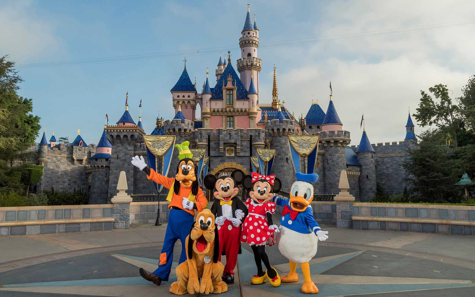 https://storage.googleapis.com/stateless-thedailyfandom-org/2022/07/549b3166-disneyland-resort-california-castle-landvsworld0120-cdabe532fc64448797b14580d1317d17.jpg