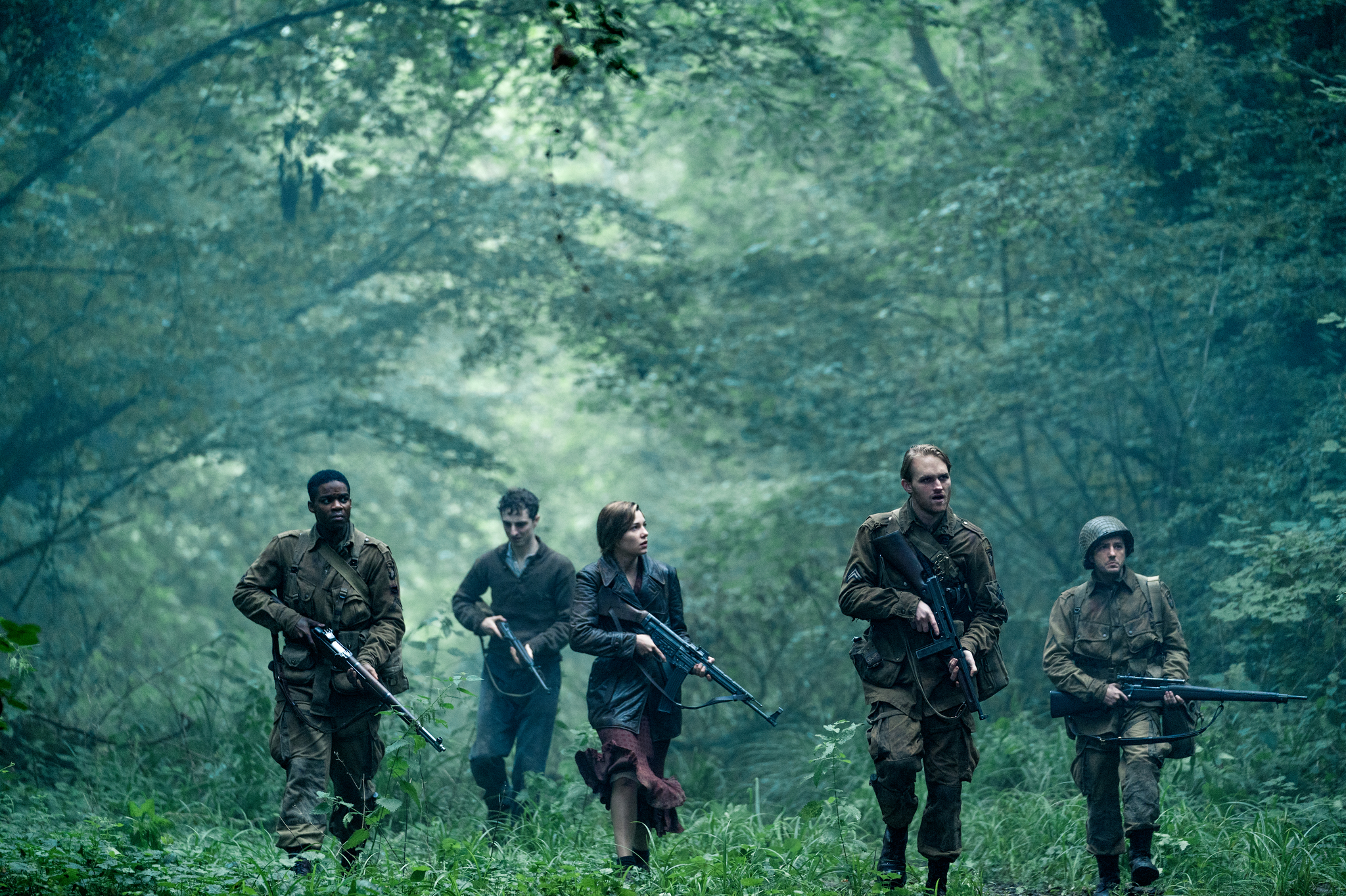 (L-R) Jovan Adepo as Boyce, Dominic Applewhite as Rosenfeld, Mathilde Ollivier as Chloe, Wyatt Russell as Ford, and John Magaro as Tibbet. OVERLORD. Paramount Pictures. 2018.