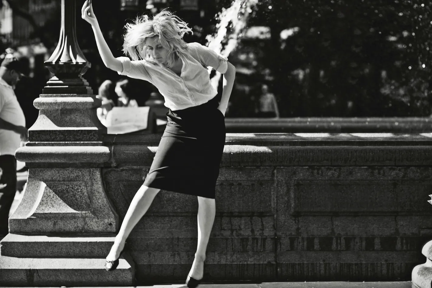Greta Gerwig as Frances dancing on her lunch break. Baumbach, Noah, Dir. Frances Ha. 2012.