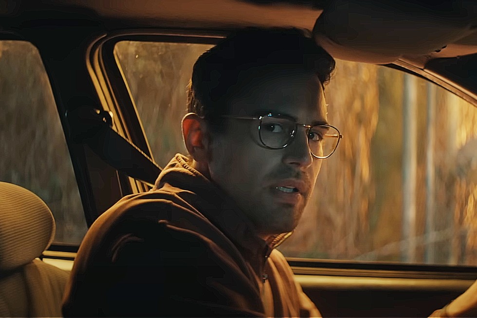 Hal (Theo James) sits in his car, staring at the camera, scared. Perkins, Osgood. The Monkey, 2025.