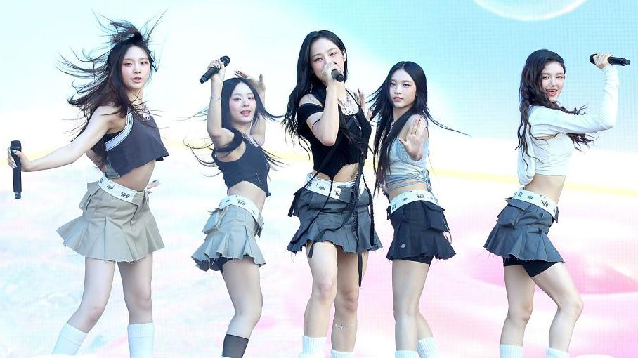 NJZ members Danielle, Hyein, Haerin, Hanni, and Minji perform at 2023 Lollapalooza, Chicago.
