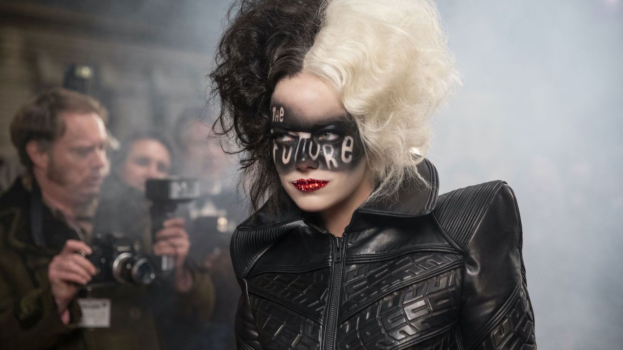 Emma Stone in 'Cruella'. Gillespie, Craig. Cruella. 2021.