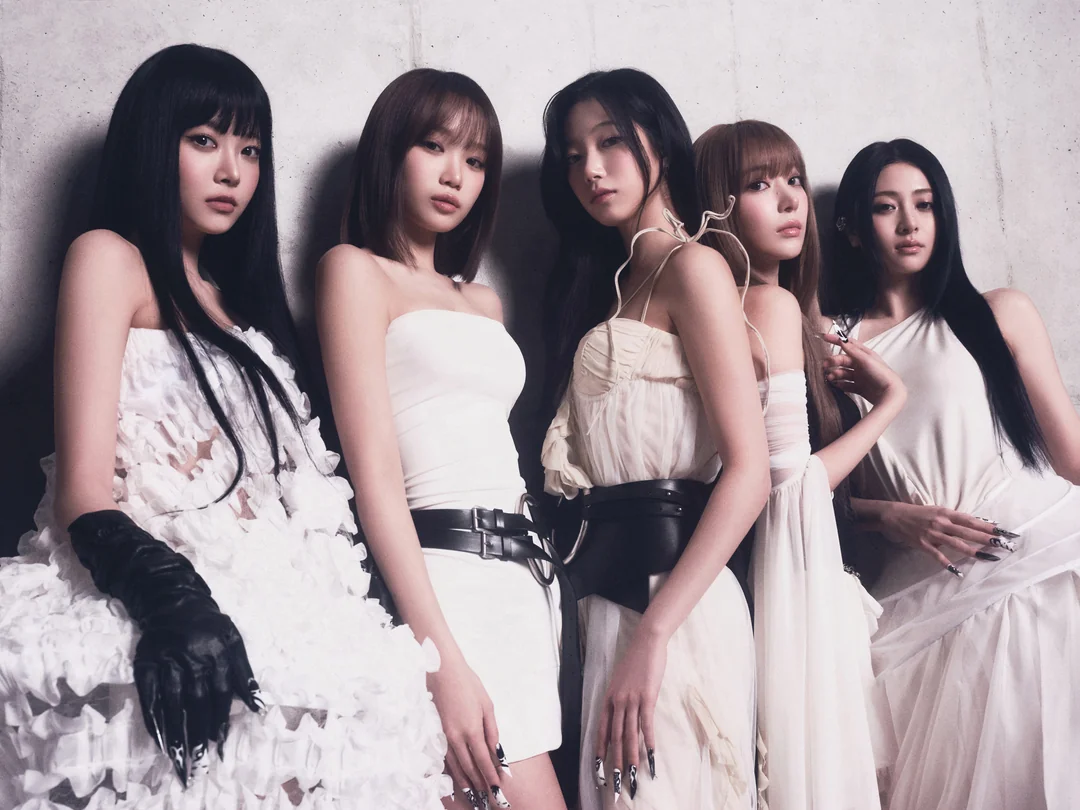 LE SSERAFIM members Eunchae, Chaewon, Kazuha, Sakura, and Yunjin pose in white outfits. 