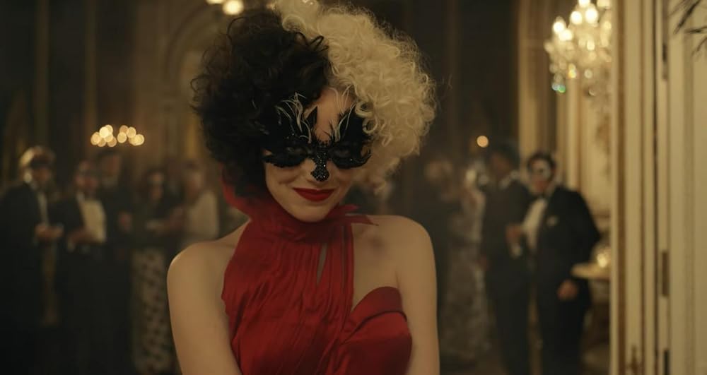 Emma Stone in 'Cruella'. Gillespie, Craig. Cruella. 2021.