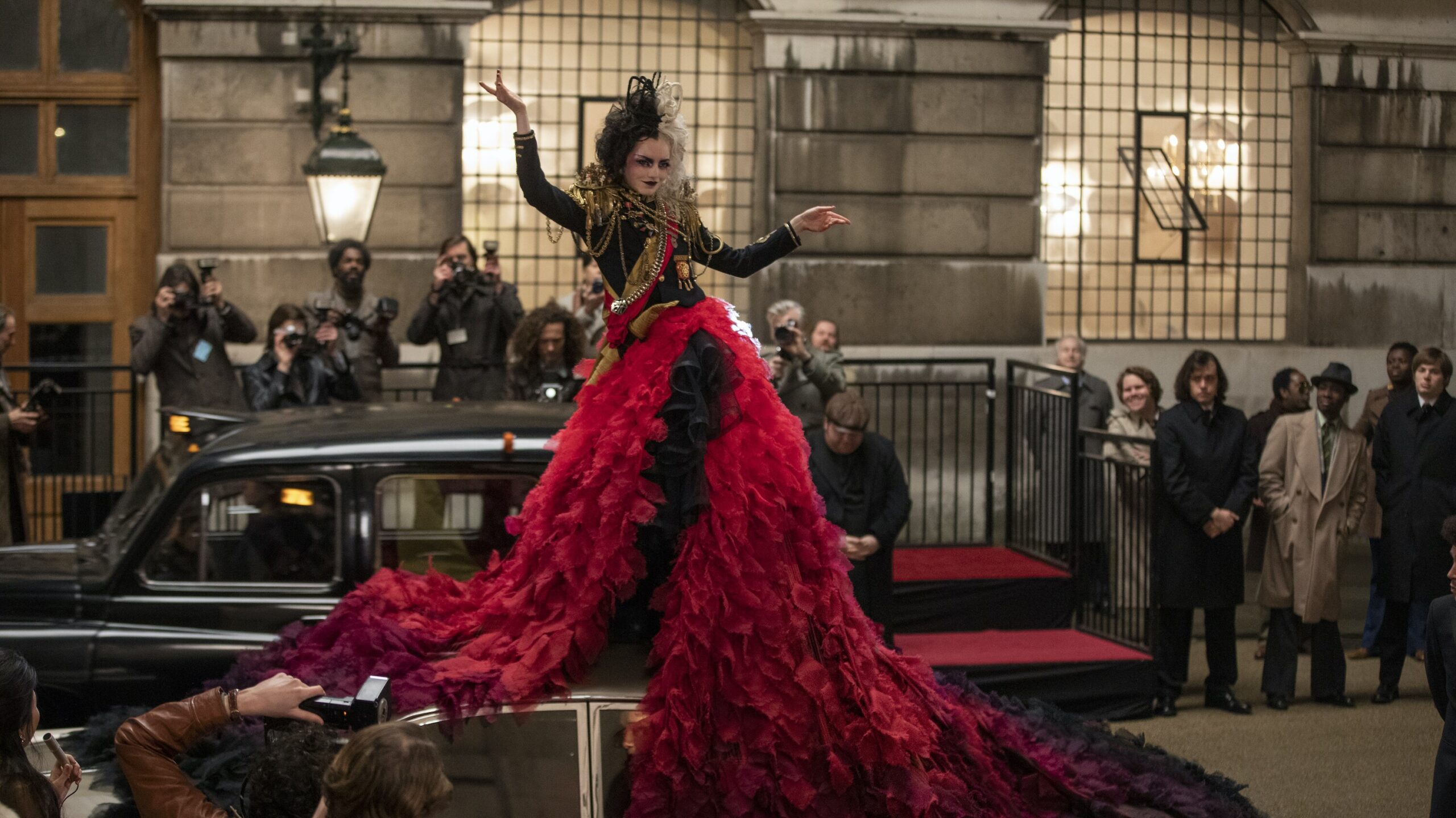 Emma Stone in 'Cruella'. Gillespie, Craig. Cruella. 2021.
