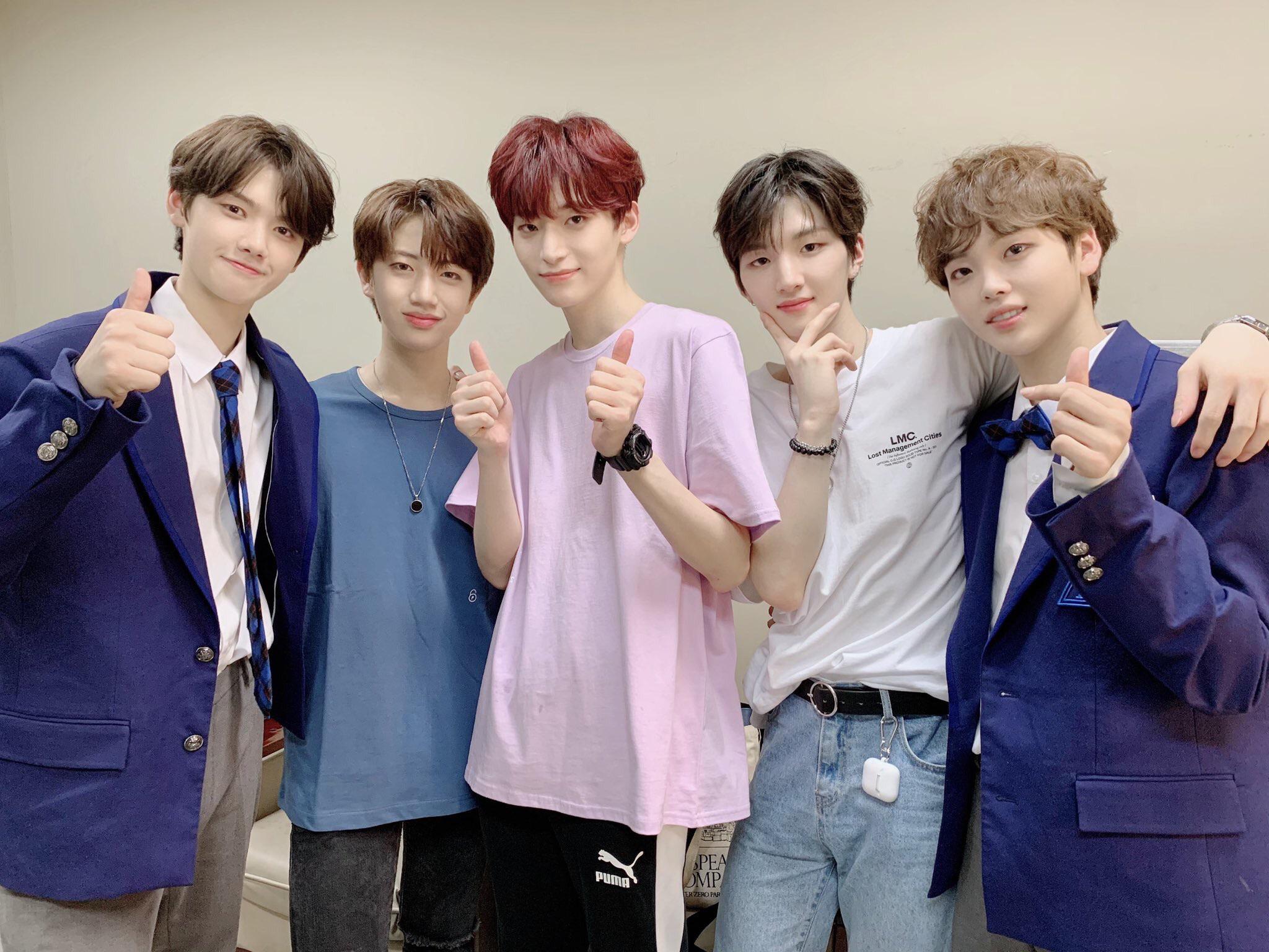 Starship trainees, left to right: Kang Minhee, Ham Wonjin, Koo Jungmo, Moon Hyunbin, and Song Hyeongjun posing for the camera after Minhee and Hyeongjun won the show.