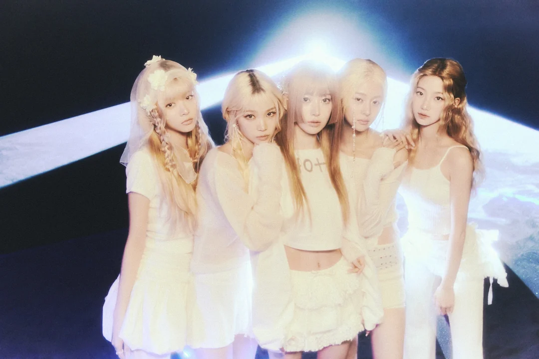 LE SSERAFIM members Eunchae, Chaewon, Sakura, Yunjin, and Kazuha pose with blonde hair and white clothes. 