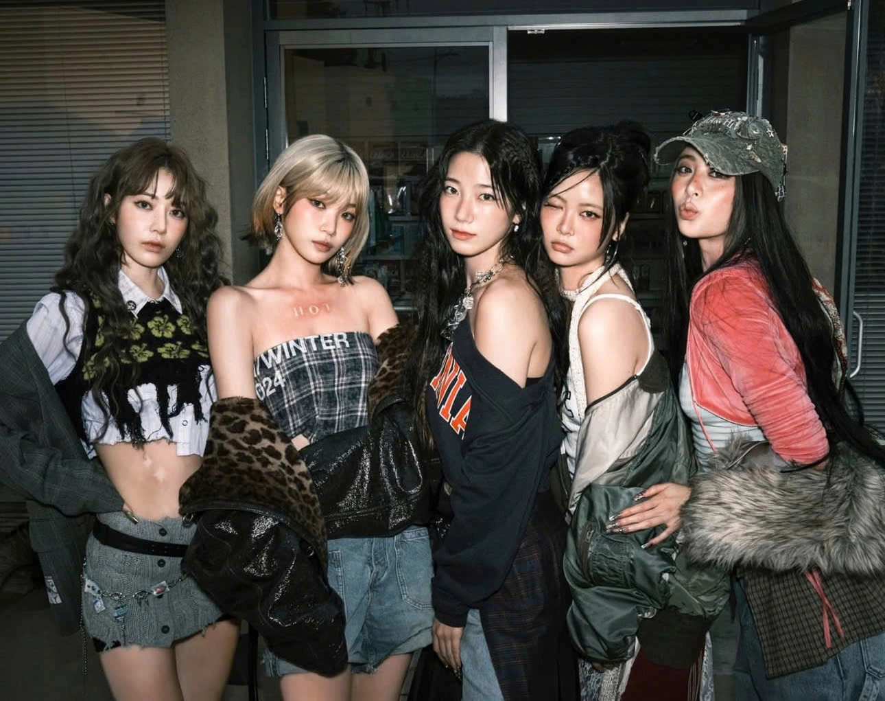 LE SSERAFIM mebers Sakura, Chaewon, Kazuha, Eunchae, and Yunjin pose in Y2K inspired clothing.