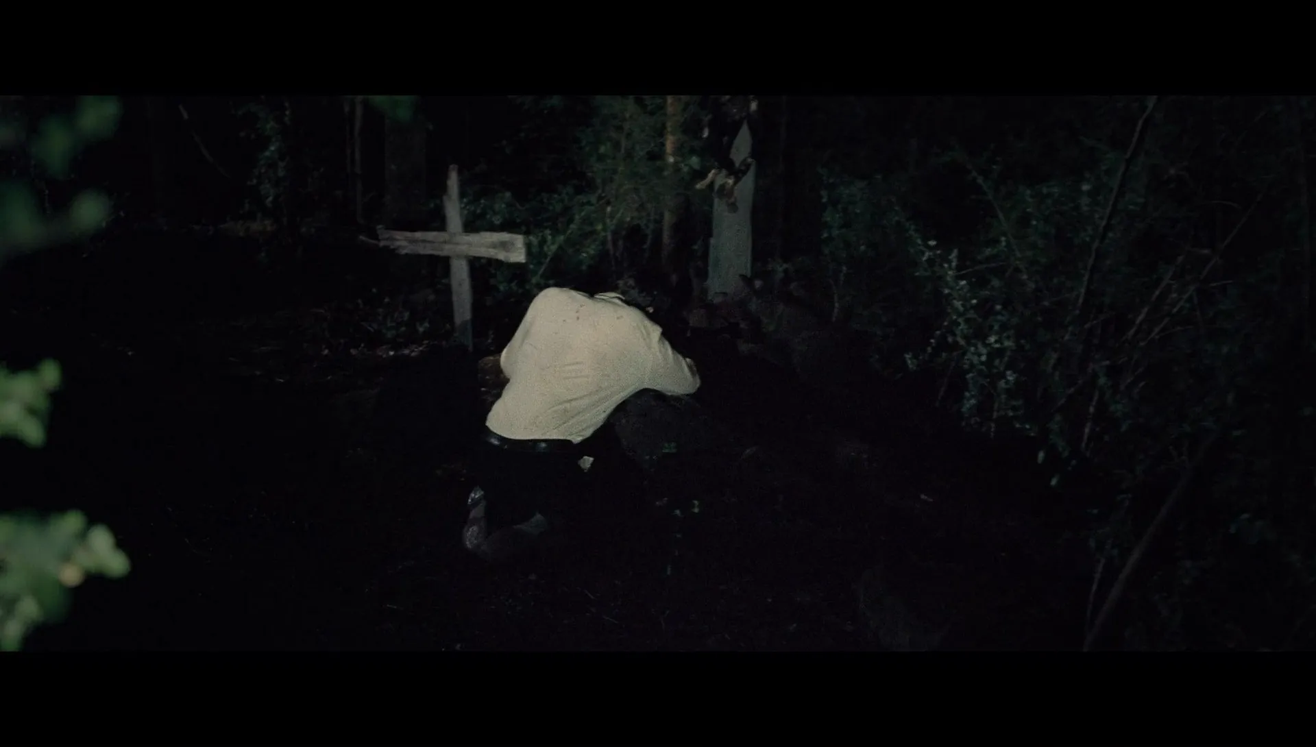 Arvin finding the body of Willard at the altar. Campos, Antonio, Dir. The Devil All the Time. 2020.