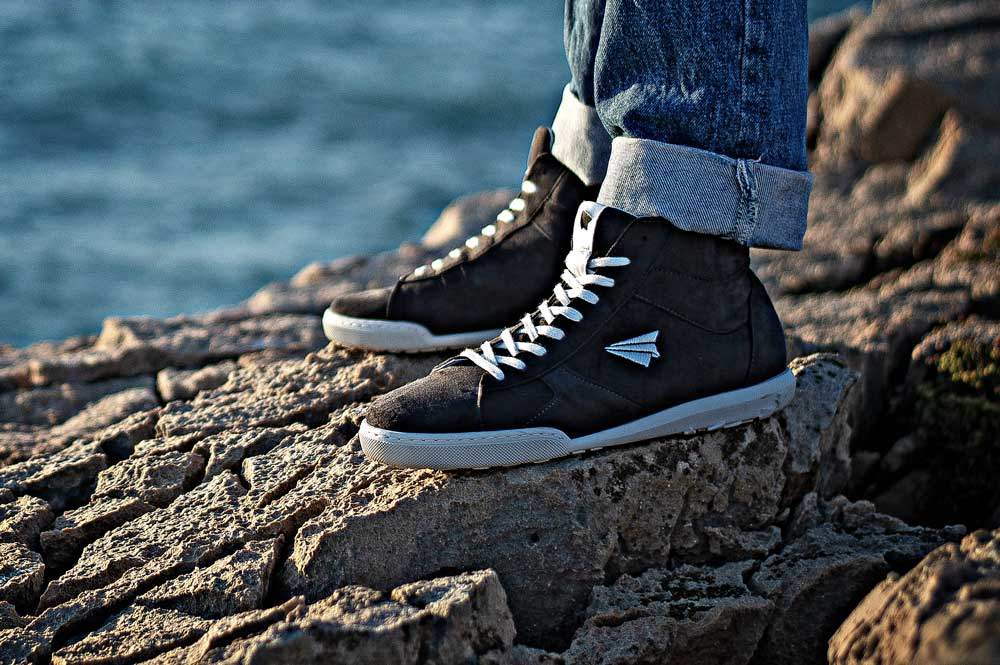 Faire Schuhe von be free: Ansicht der Schuhe an der Küste Portugals