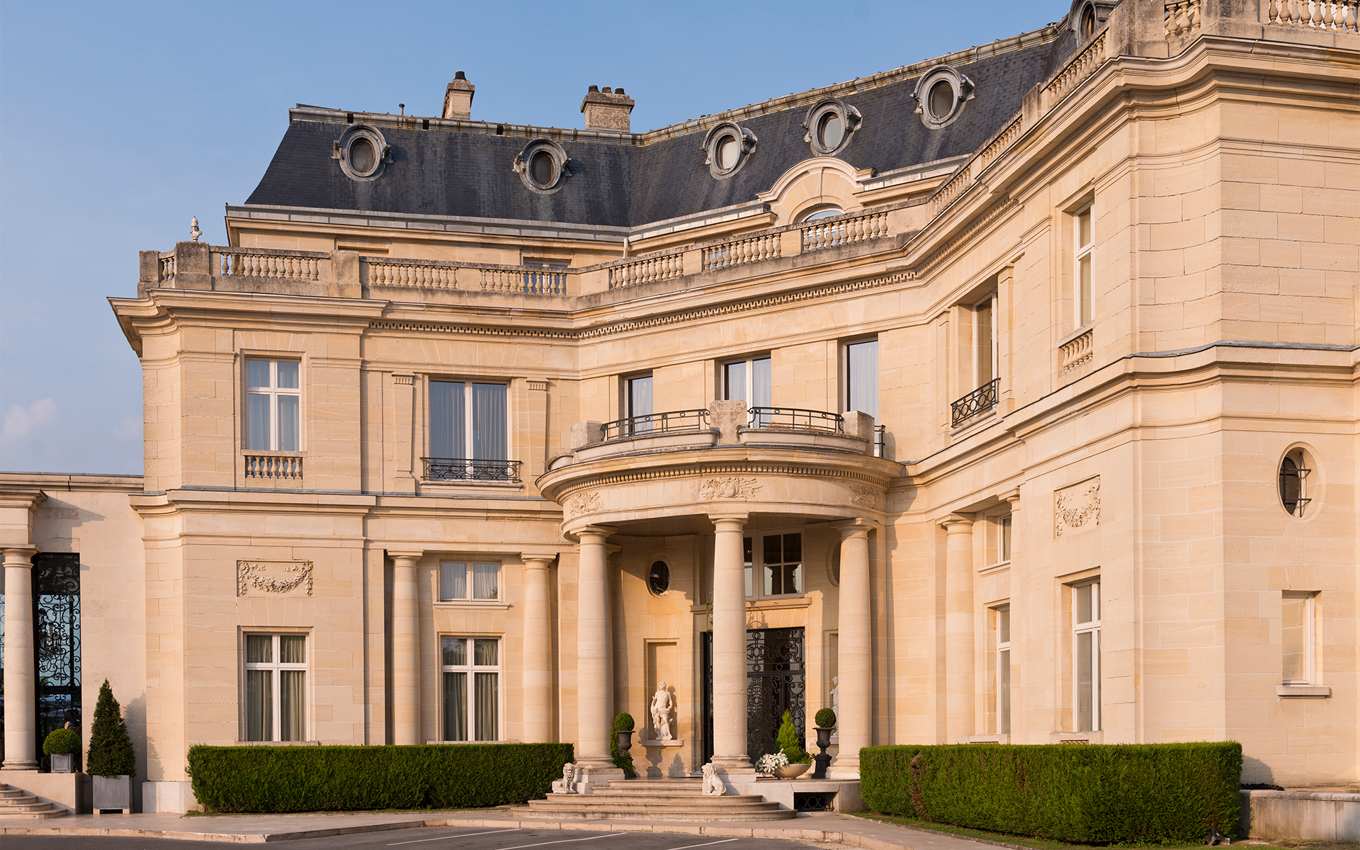 chantilly castle retreat hotel paris Chateau Mont Royal France Retreat