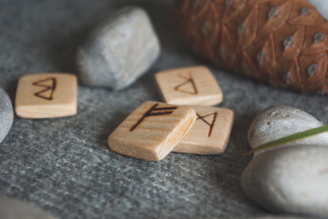 Divining with Runes – A Detailed Guide on the History and Lore of Runes