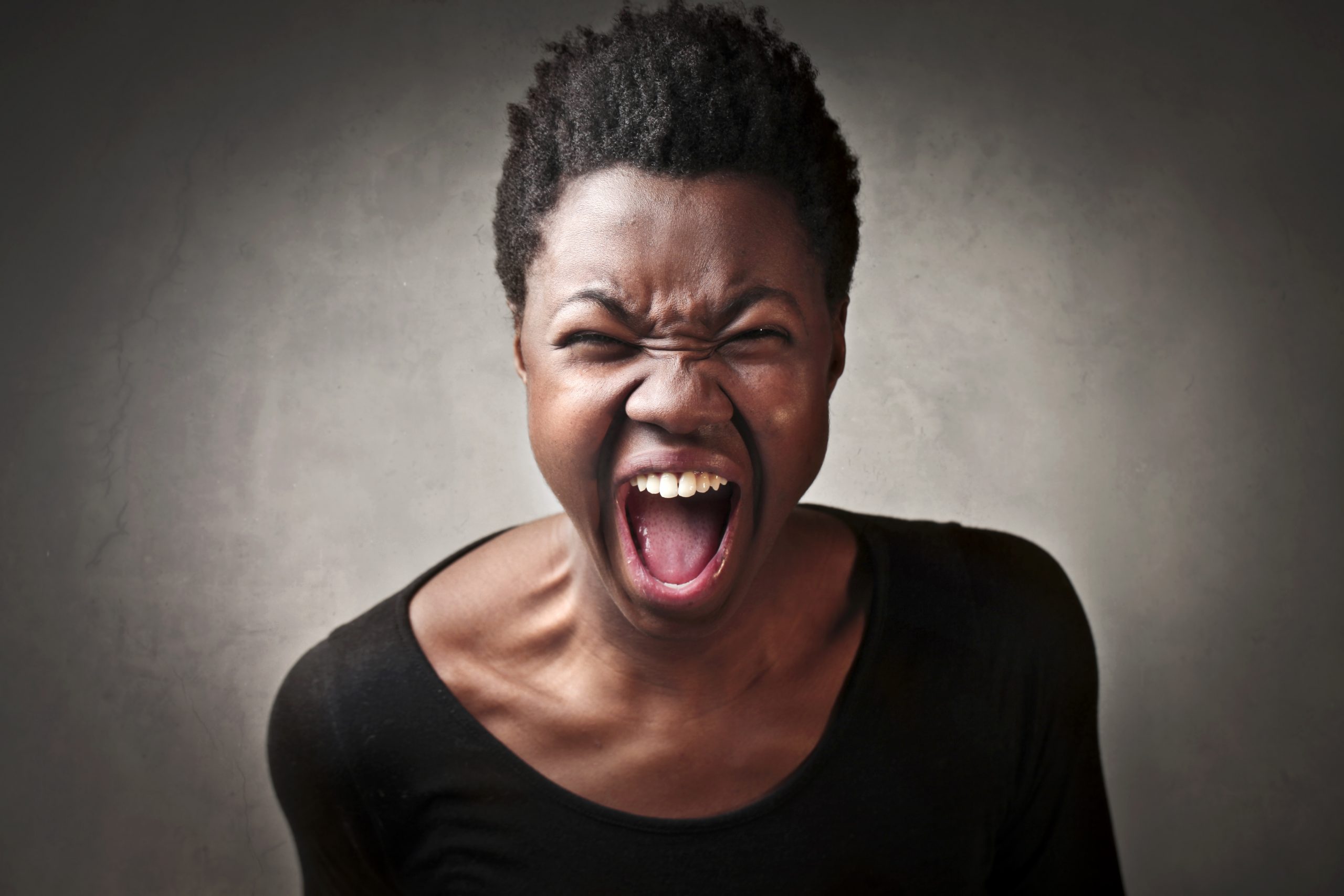 Woman scream. Девушка кричит. Злая негритянка. Орущая женщина. Кричащая женщина.