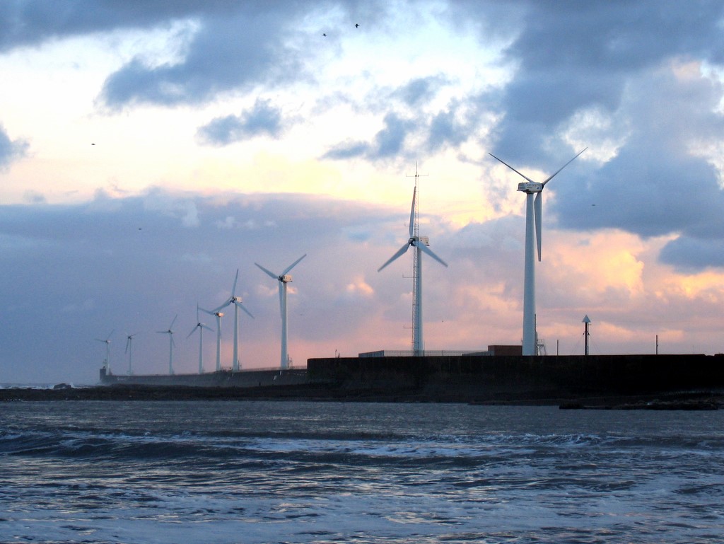 Wind_turbines_on_Blyth_East_Pier_UK