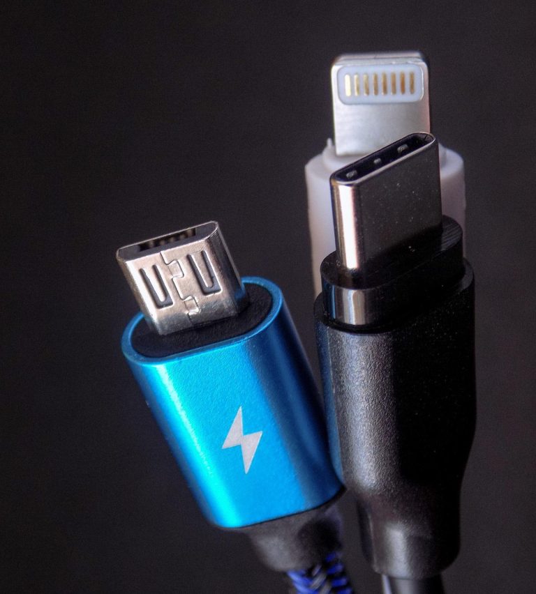 EU,single charging solution,electronic devices,sustainable,reduce electronic waste,consumers,USB Type-C port,standardized charging speeds,clear information,charging characteristics,wireless charging technology,interoperability standards,common charger
