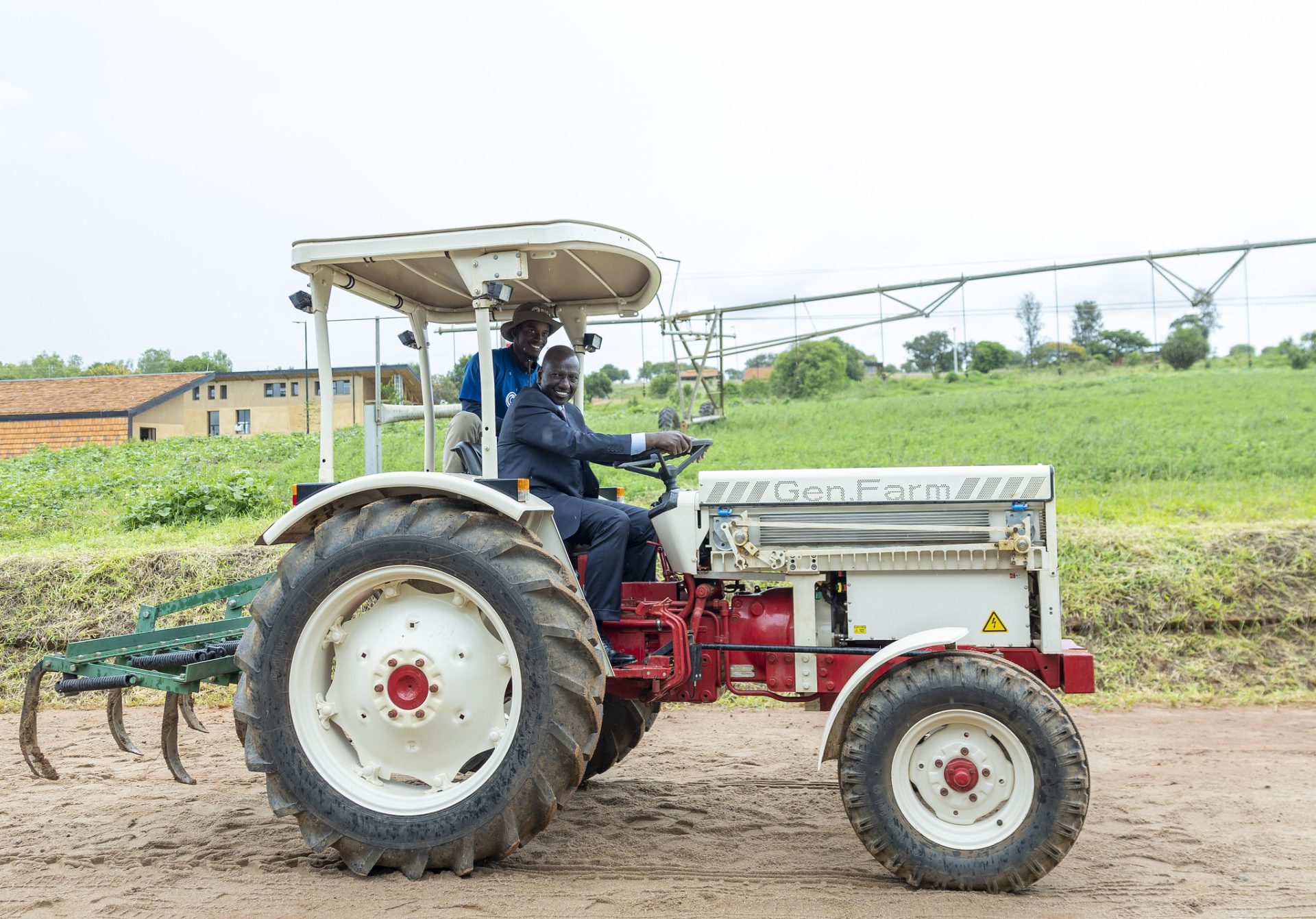 VIDEO  John Deere shows autonomous electric tractor - Future Farming