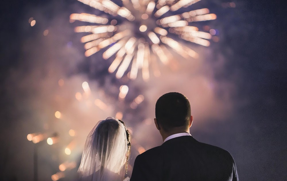 Mariage Et Marié Se Tiennent Le Dos Avec Le Feu D'artifice Dans Le Cadre  D'un Feu D'artifice Festif Le Jour Du Mariage Image stock - Image du tony,  couleur: 255608481