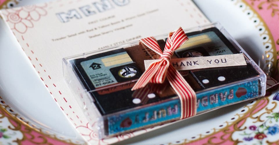 Un cadeau original et personnalisé à offrir aux invités de votre mariage : une mixtape de votre mariage sur cassette !