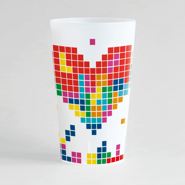 un ecocup givré de face personnalisé avec un thème mariage et des pixels et un gros cœur