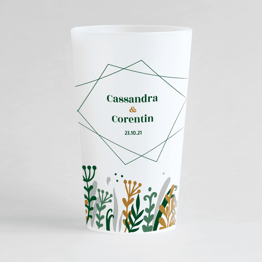 Un ecocup givré de face, personnalisé sur un thème mariage, avec une frise d'herbes hautes vertes.