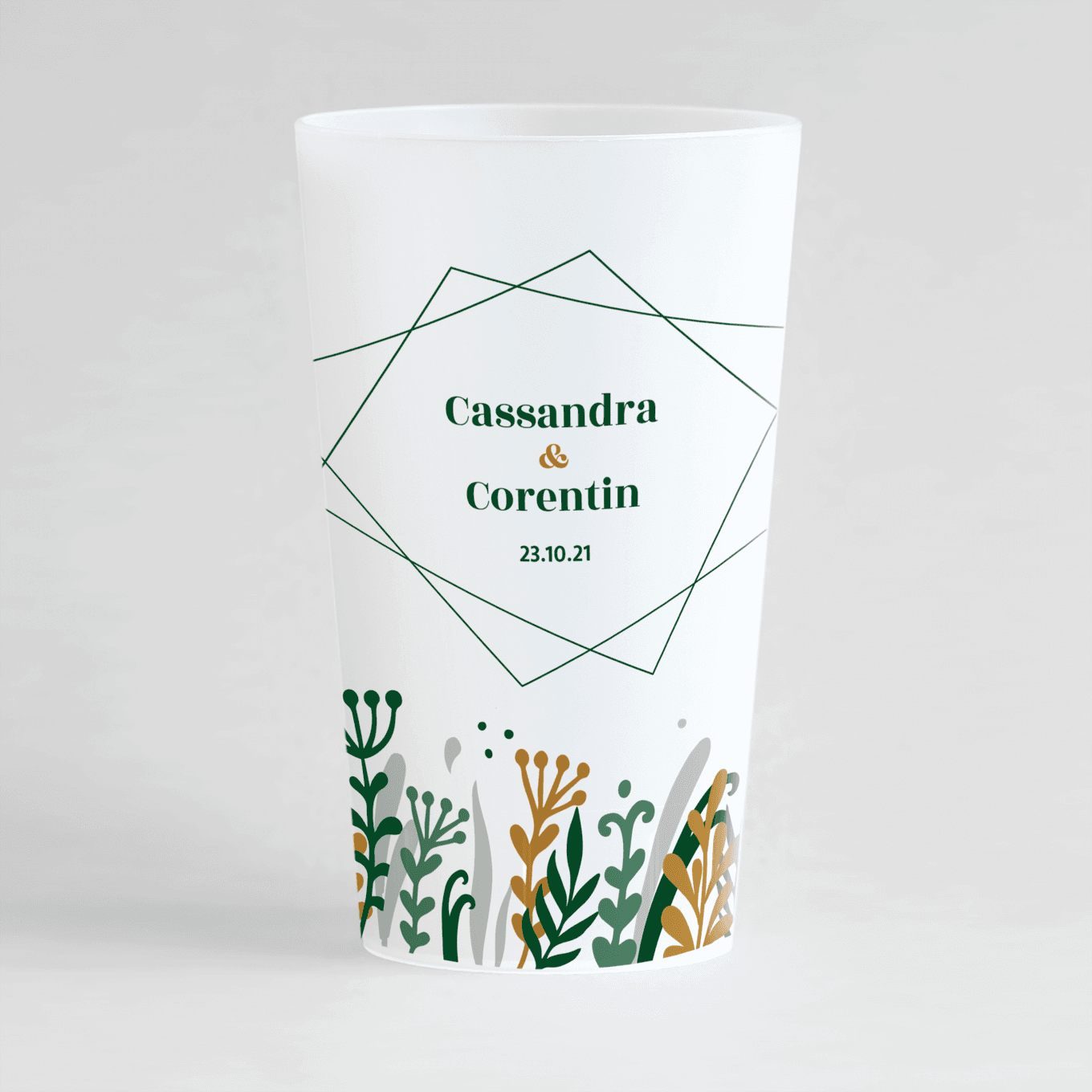 Un ecocup givré de face, personnalisé sur un thème mariage, avec une frise d'herbes hautes vertes.